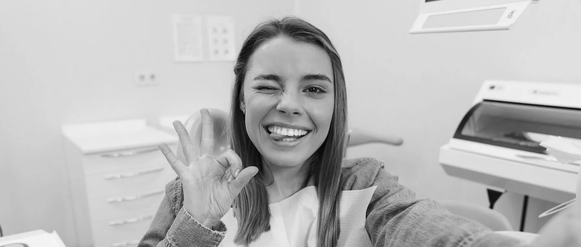 Mujer sonriendo en clínica dental